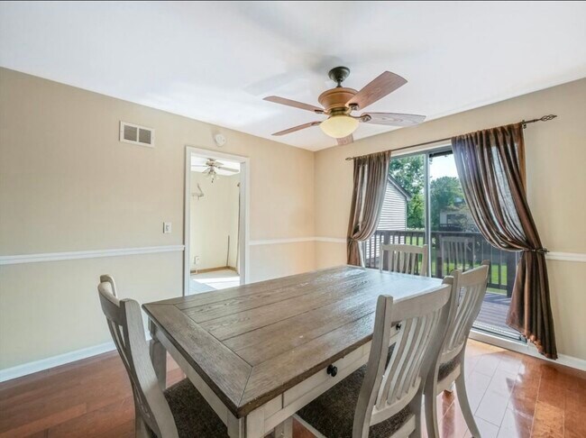 Building Photo - 3S325 Briarwood Dr