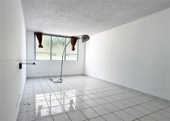 Foto del edificio - 5005 Collins Ave