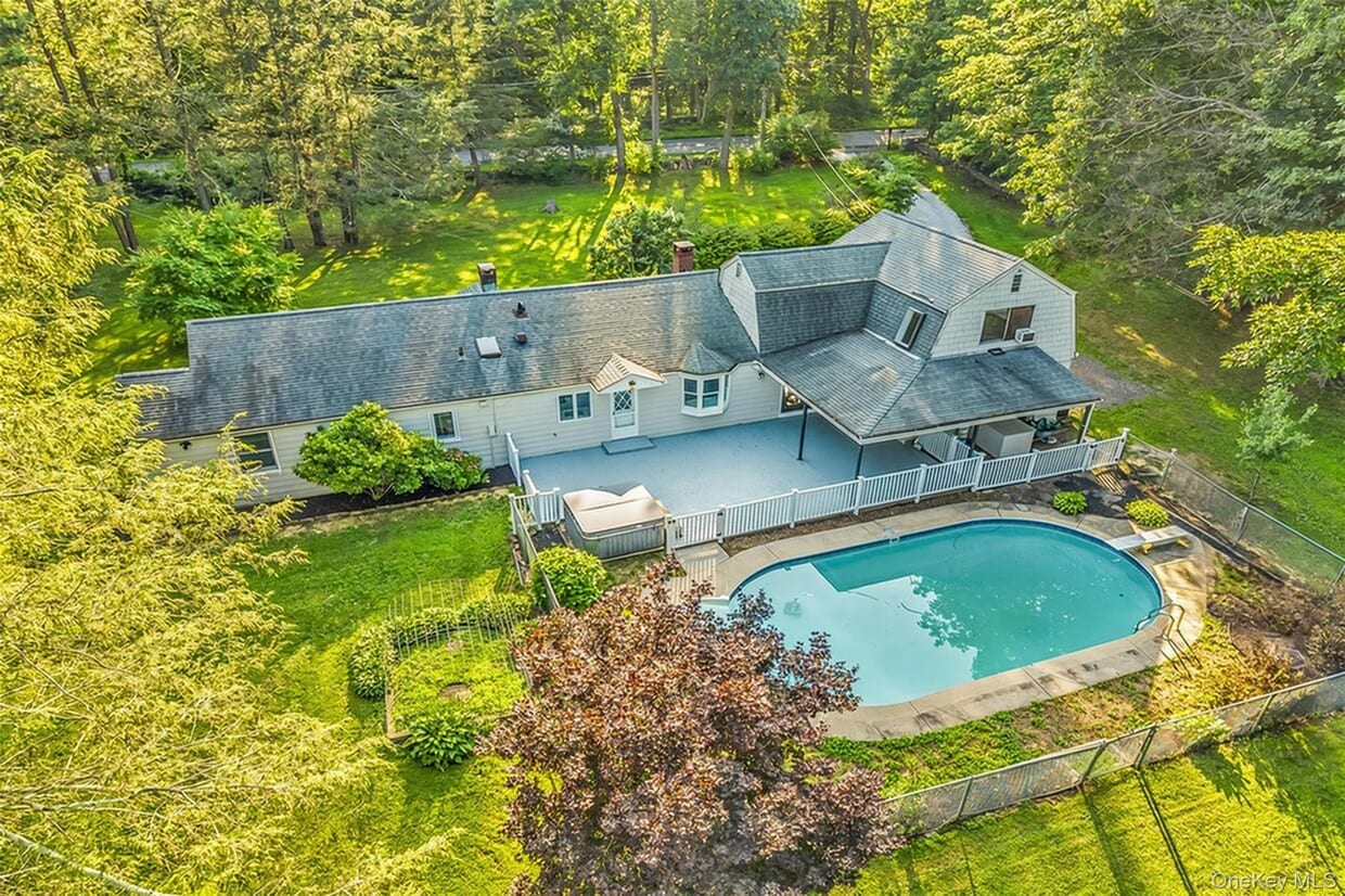 Primary Photo - 8 West Ln