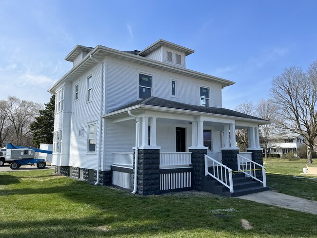 Building Photo - 215 N 5th St