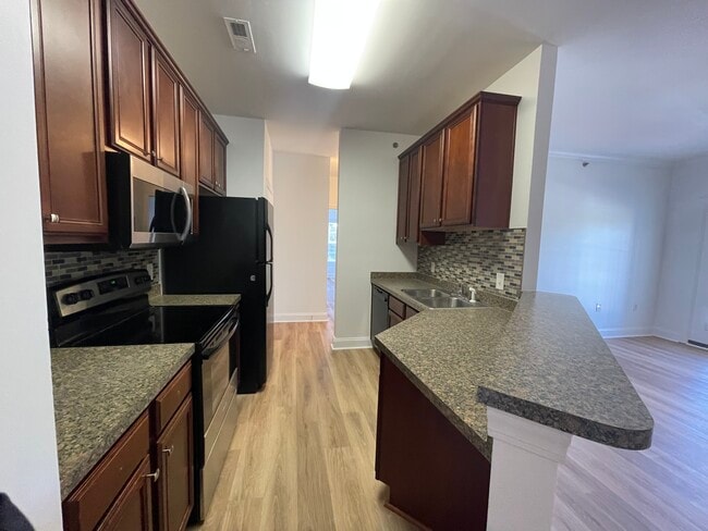 Kitchen - 2013 Silvercrest Dr