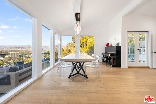 Building Photo - 3541 Multiview Dr