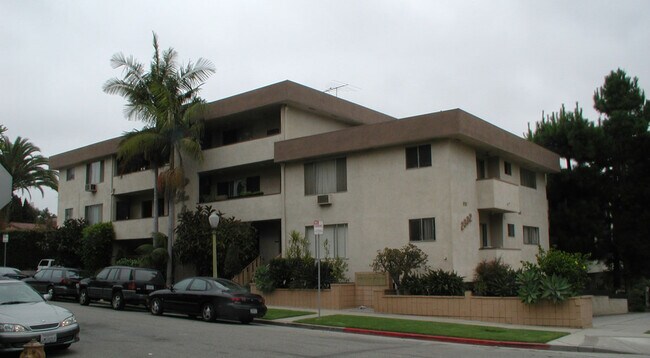 8 unit building - 2332 S Beverly Glen Blvd