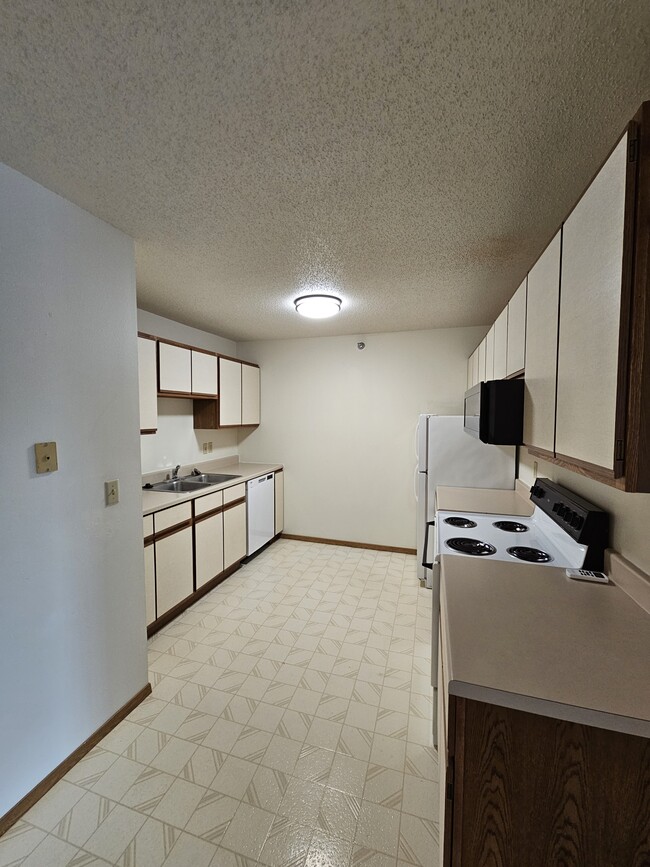 880 sf 1b/1b - Wilkeshire Apartments