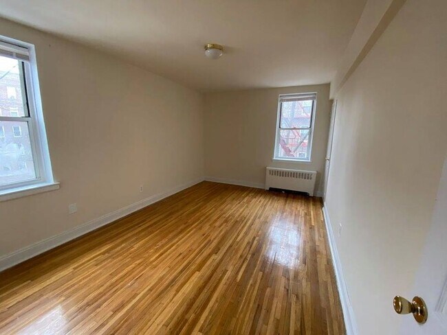 BEDROOM - 14306 Barclay Ave