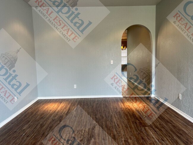 Building Photo - Charming 3 Bedroom