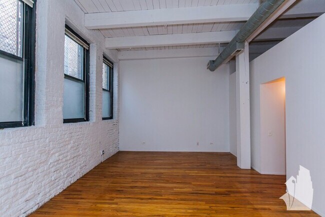 Building Photo - 3322 N Ravenswood Ave