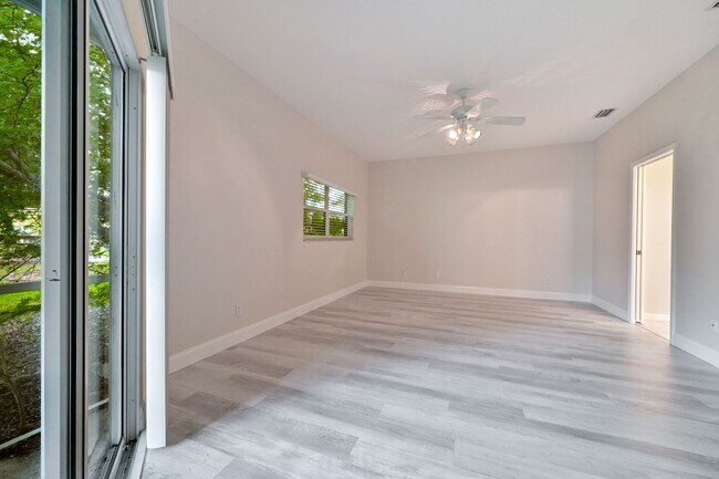 Building Photo - ** 2 Bed/ 2Bath ~ Single Family Home Near ...