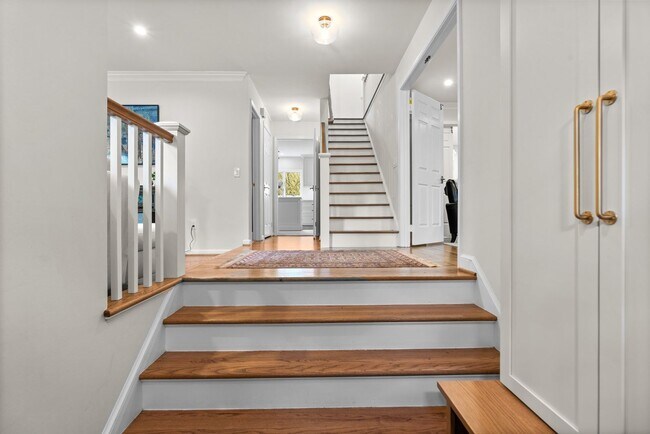 Building Photo - 4 Bed 4.5 Bath - Bethesda  Single Family Colonial - 2 Car Garage