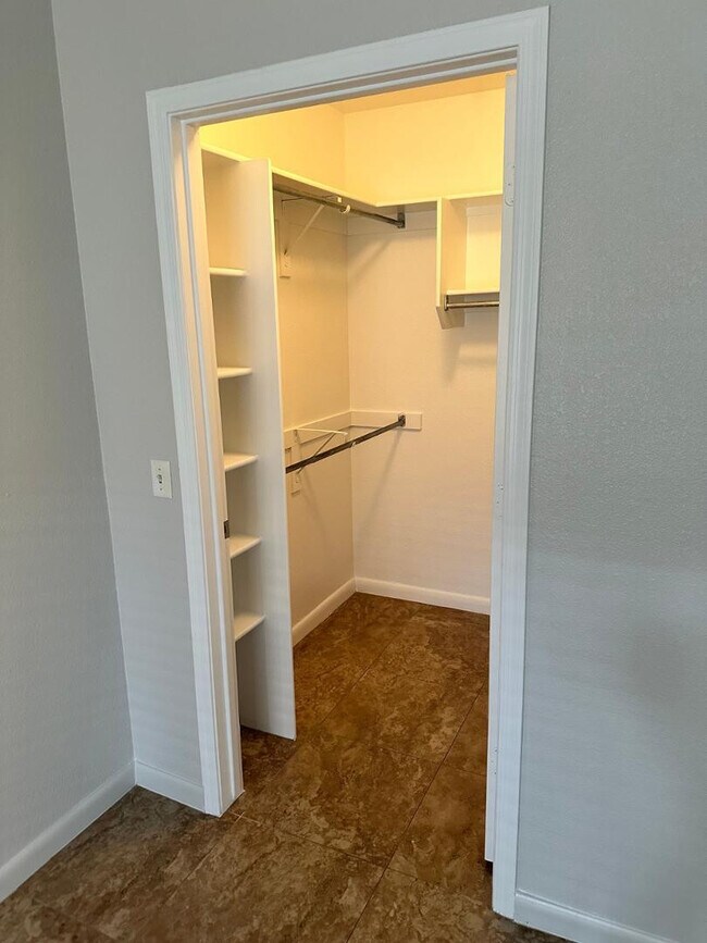 Foto del edificio - 1295 N Ash St