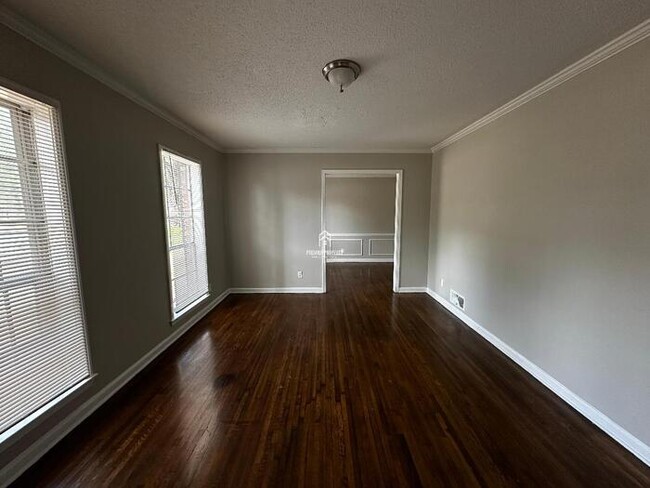 Building Photo - 3044 S Mendenhall Rd