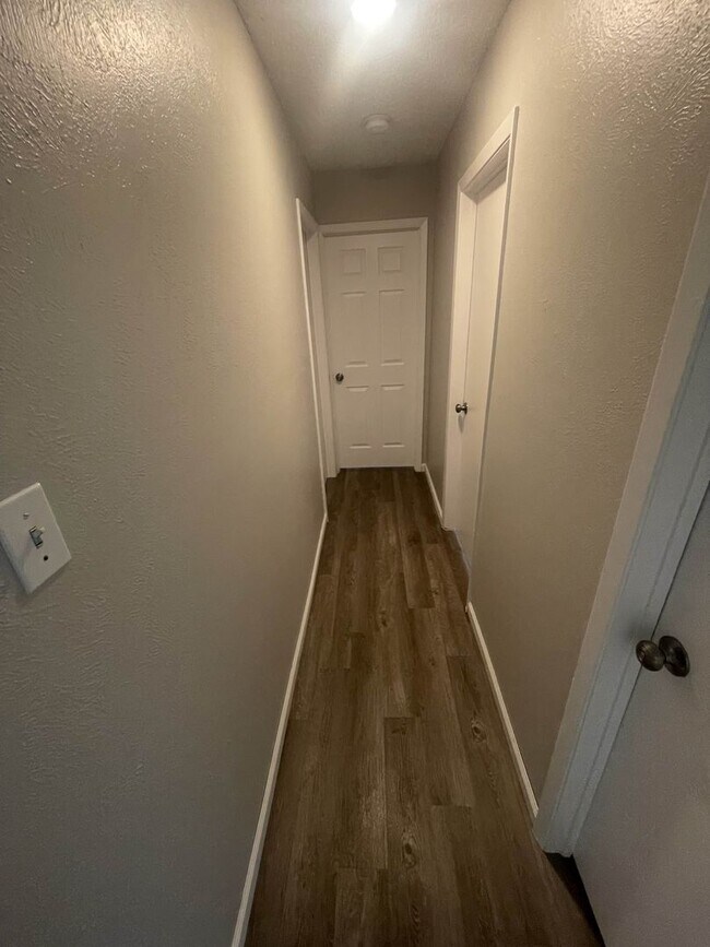 Foto del edificio - Spacious 5-Bedroom Home in a Great Neighborhood!