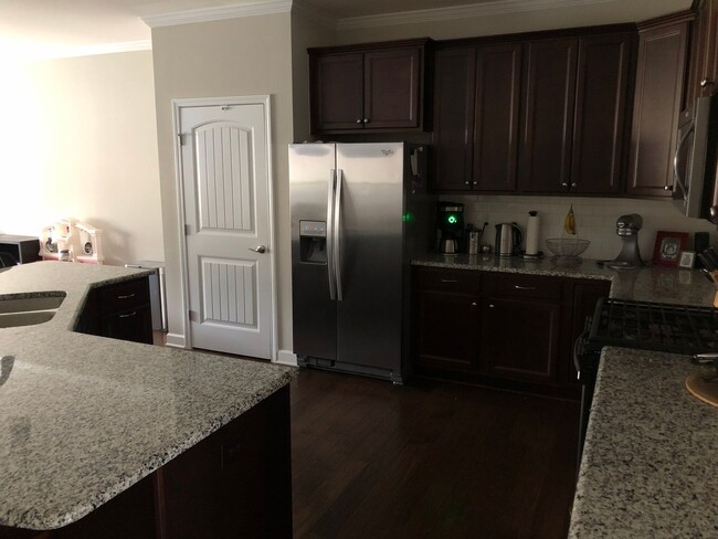 Building Photo - 3-Bedroom Townhome Available Eary July!