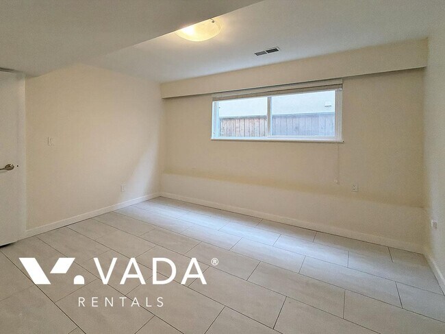 Photo du bâtiment - South Vancouver 3 BR Garden Suite Rental 2-1920 Nassau Dr Vancouver: VADA