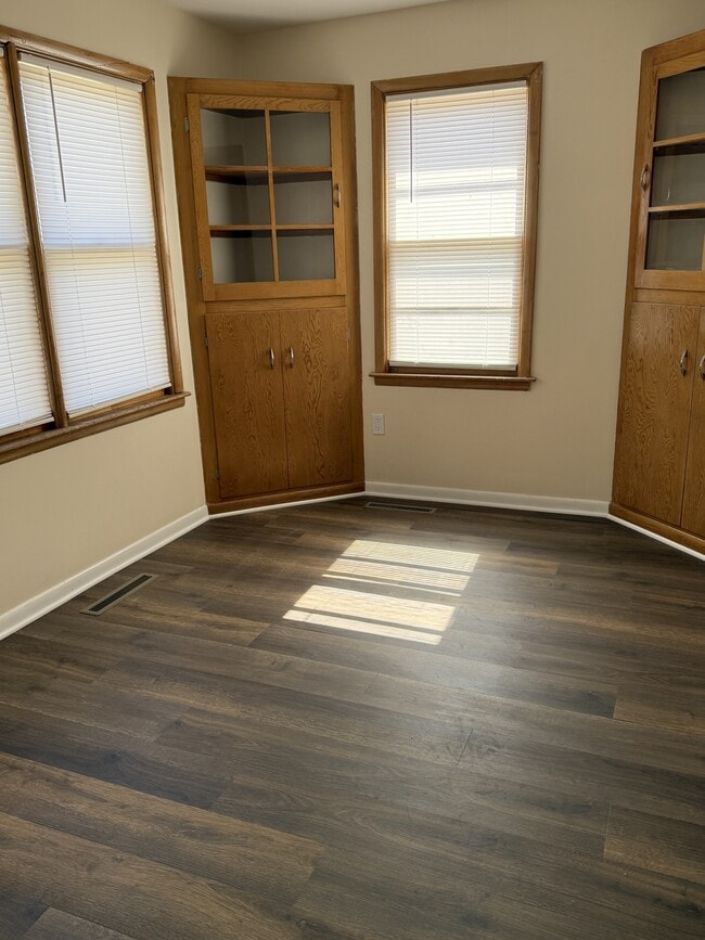 Building Photo - 615 N Elm St