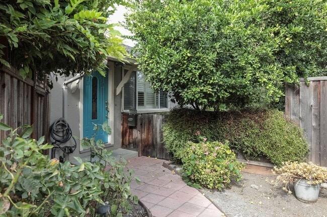 Building Photo - Duplex in Central Location