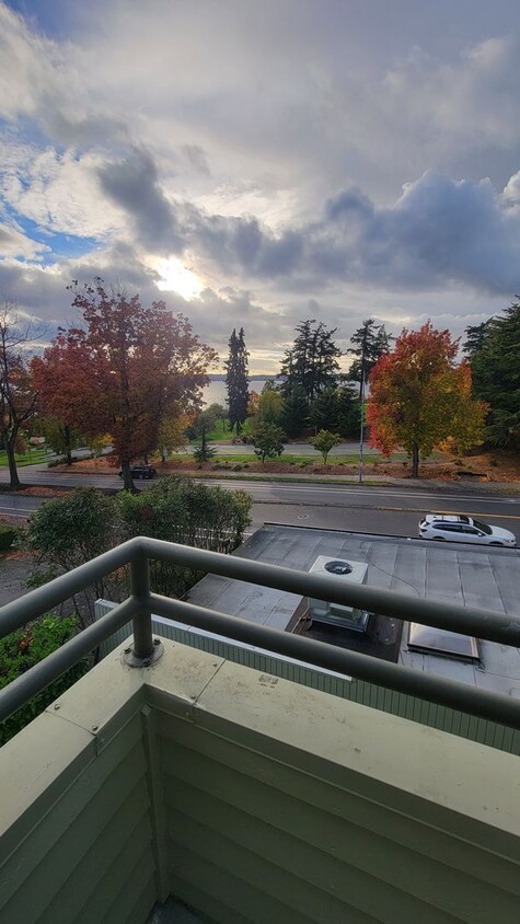 Foto principal - DOWNTOWN KIRKLAND 2 BED, 2.5 BATH TOWNHOME...