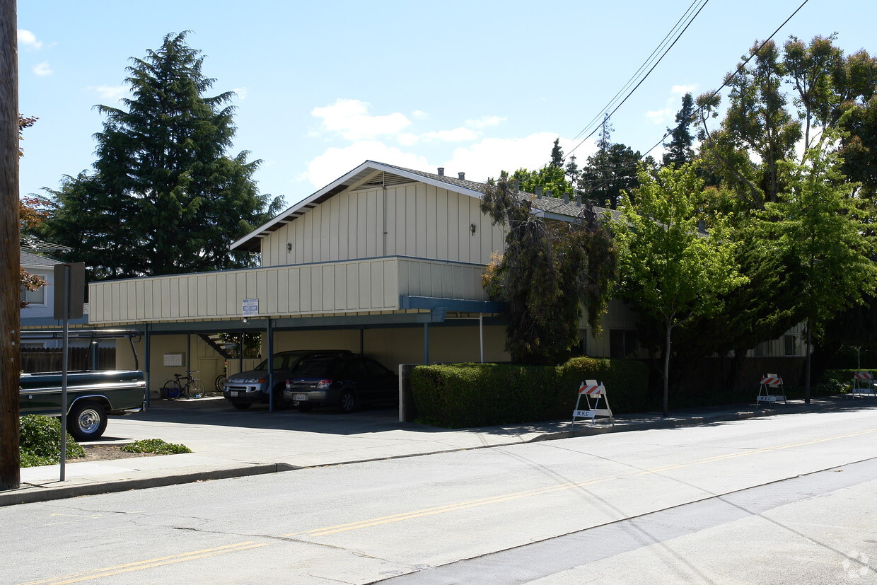 Building Photo - 896 Middle Ave