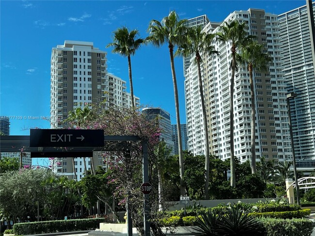 Building Photo - 540 Brickell Key Dr