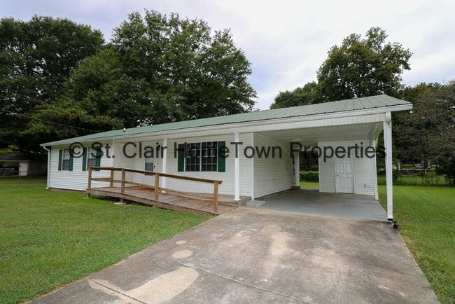 Building Photo - One level Home Close to Town