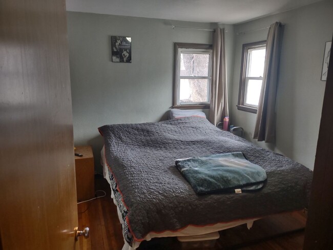 Main bedroom. With walk-in closet - 606 23rd Ave S