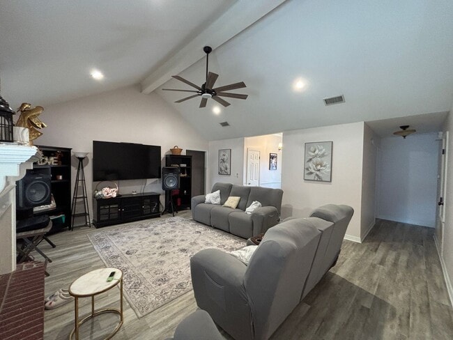 Building Photo - 4 BEDROOM ONLY 7 MILES FROM BARKSDALE AIR FORCE BASE