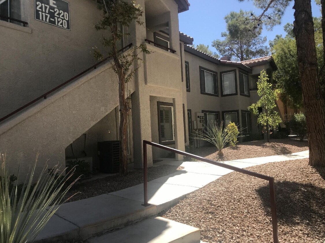 Building Photo - 4955 S Lindell Rd