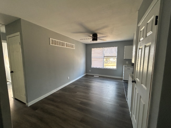 Building Photo - 10411 Royal Dr