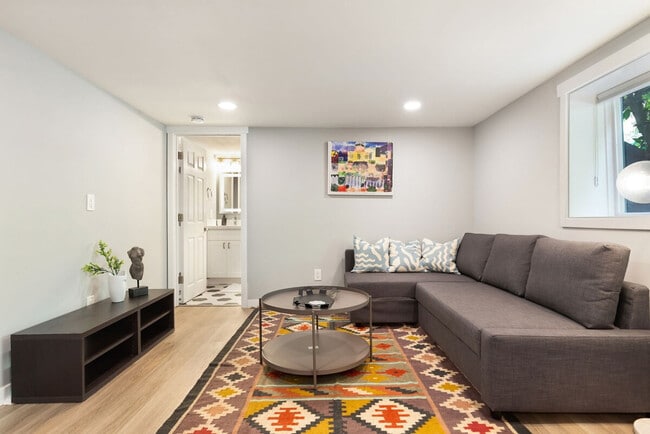 Foto del edificio - 4042 1st Ave NE