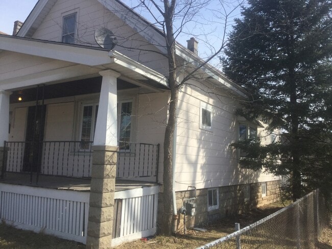 Building Photo - 3 Bedroom Single Family Home