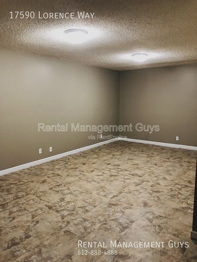 Foto del edificio - 17590 Lorence Way