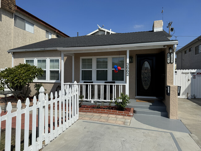 Building Photo - 3662 Greenfield Ave
