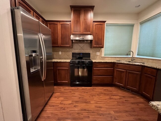 Foto del edificio - Stunning 2,588 Sq Ft Residence with Vaulted Primary Suite, Grand Staircase, and Granite Kitchen