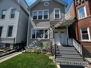 Building Photo - 2840 N Maplewood Ave
