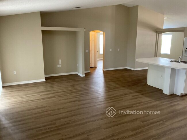 Building Photo - 1670 E Apache Cir
