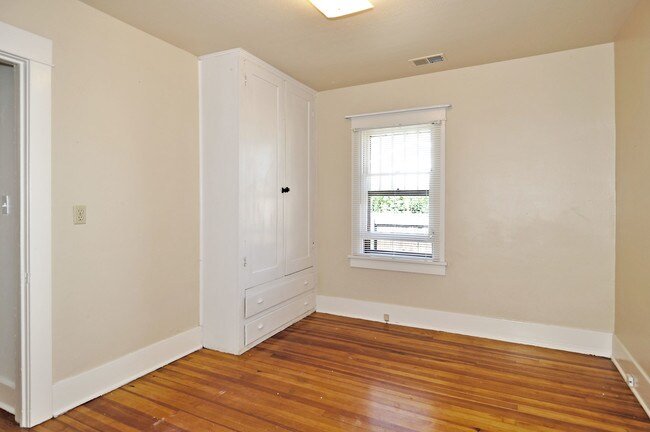 Building Photo - 812 W Myrtle St