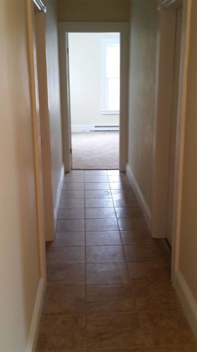 Building Photo - Beautiful renovated 3 bedroom apartment