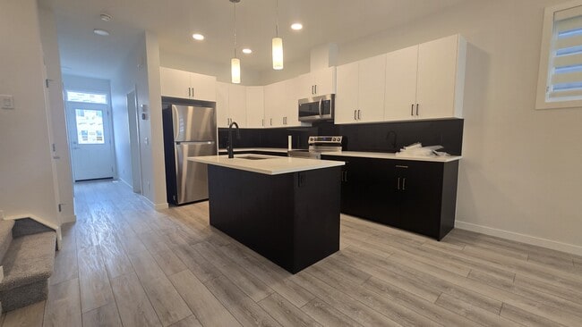 Building Photo - 438 Carringvue Grove NW