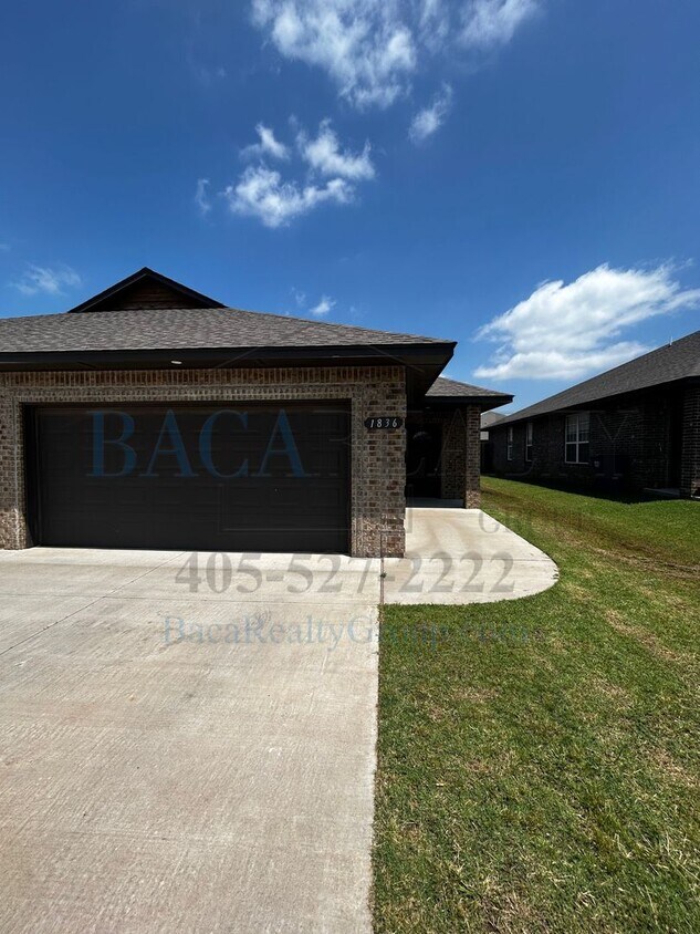 Primary Photo - 3br 2ba duplex with 2 car garage!