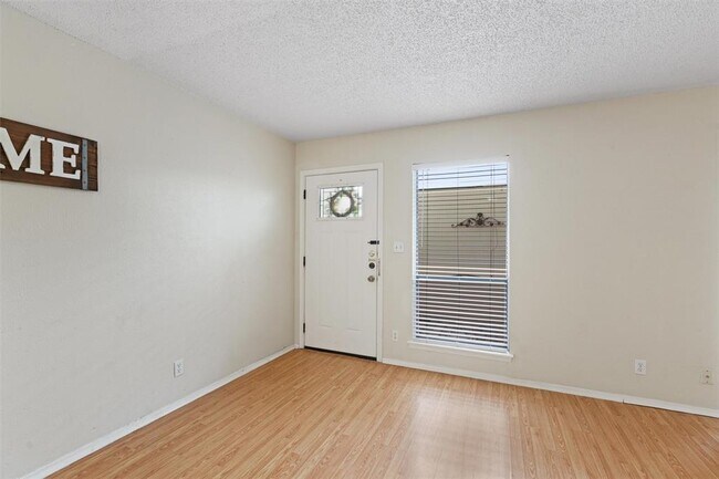 Foto del edificio - 6718 Silvermine Dr