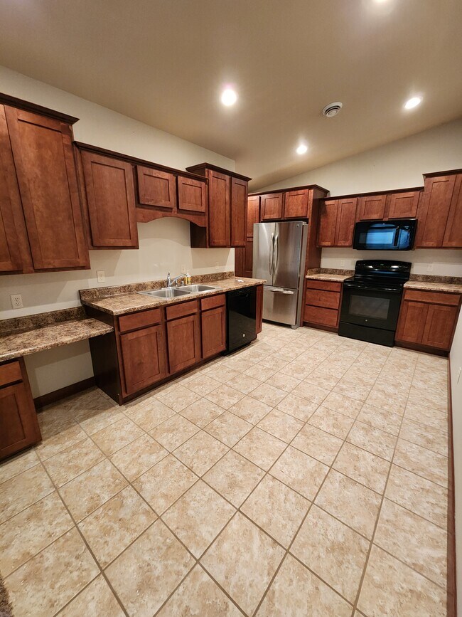 Bonita y amplia cocina abierta con acceso al garaje. - 1454 River Edge Rd