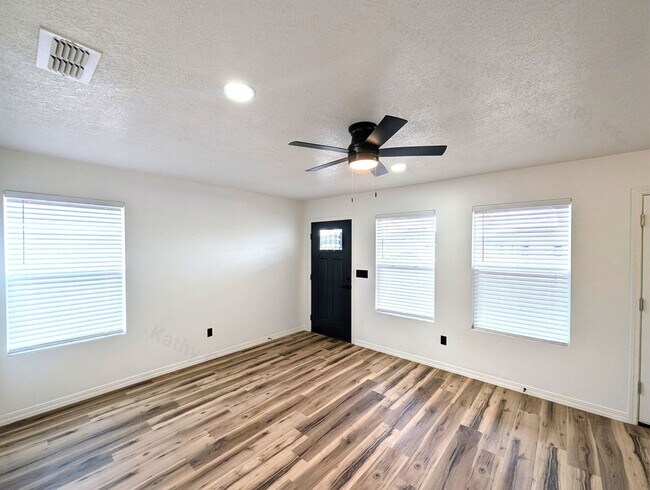 Building Photo - 140 Chisum Dr