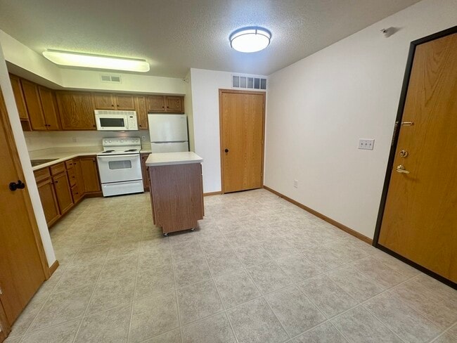 Building Photo - 640 Colton Cir NE