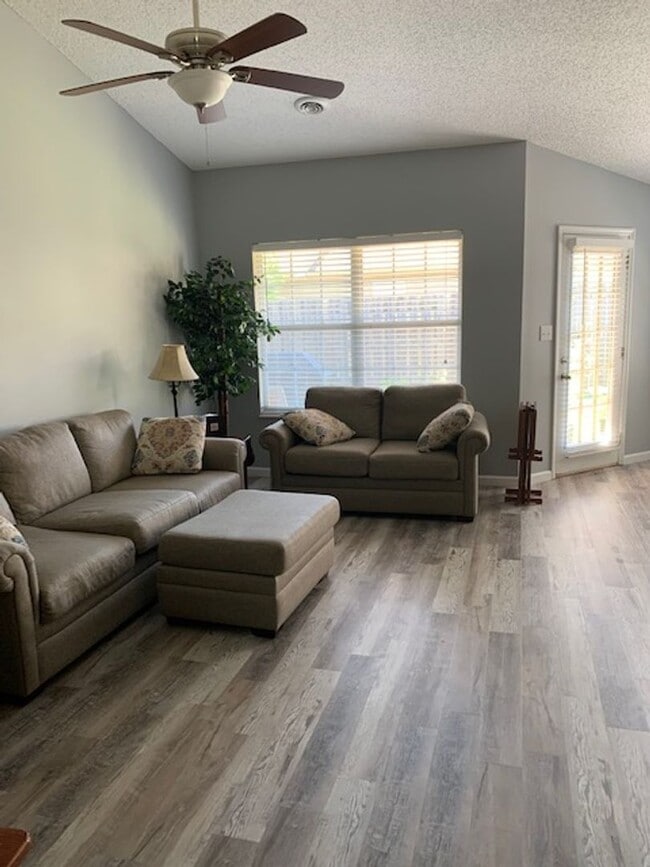 Building Photo - West Knox, beautifully renovated 2BR/2BA 1...