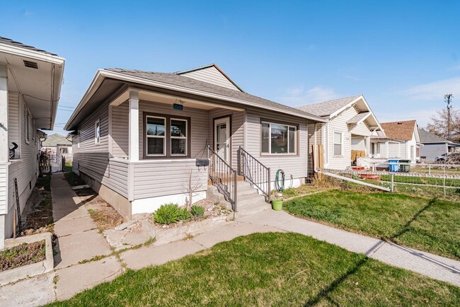 Building Photo - 3 bed 1 bath home recently renovated.