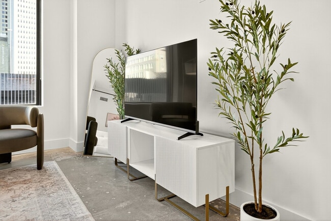 Building Photo - 400 S Main St