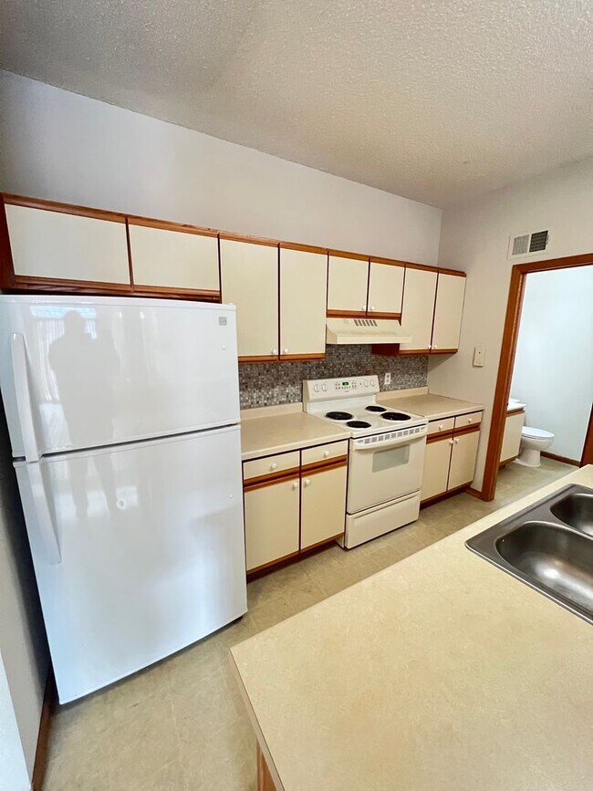 Building Photo - Woodbury Townhouse Available Now, Open Flo...
