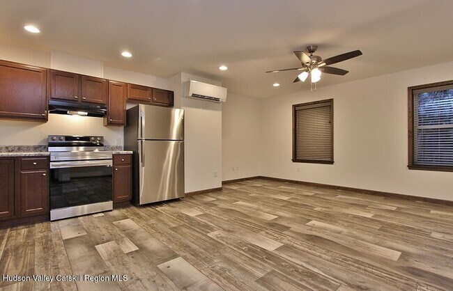 Foto del edificio - 81 Connelly Rd