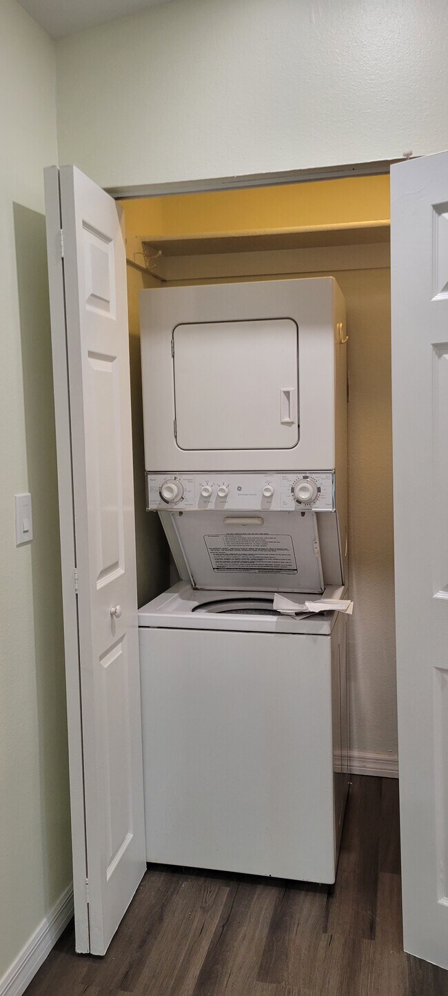 Washer dryer - 5622 Foxlake Dr