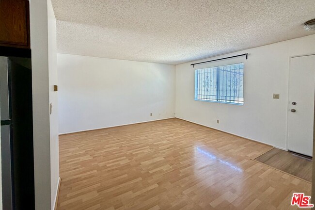 Building Photo - 207 E Ave 39